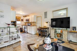 Baldwin8 Mi to Long Beach Cozy Apt with Fenced Yard!的一间带大电视的客厅和一间厨房