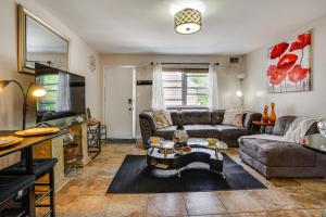 Baldwin8 Mi to Long Beach Cozy Apt with Fenced Yard!的带沙发和桌子的客厅