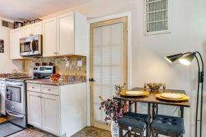 8 Mi to Long Beach Cozy Apt with Fenced Yard!的厨房或小厨房