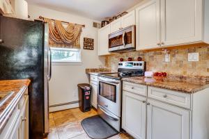 8 Mi to Long Beach Cozy Apt with Fenced Yard!的厨房或小厨房