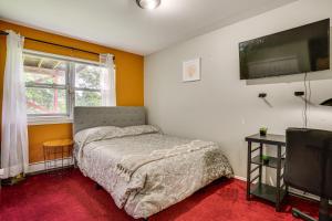 Baldwin8 Mi to Long Beach Cozy Apt with Fenced Yard!的一间带床和平板电视的卧室