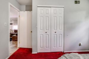8 Mi to Long Beach Cozy Apt with Fenced Yard!客房内的一张或多张床位