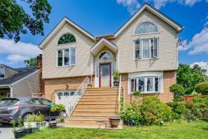 Baldwin8 Mi to Long Beach Cozy Apt with Fenced Yard!的一栋房子前面停着一辆车