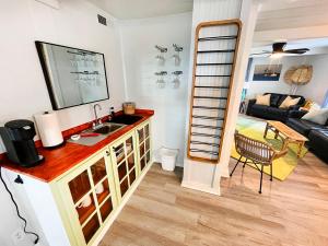 una cucina con lavello e un soggiorno di Historic Waterfront, Downtown, Boat Slip Avail a Swansboro