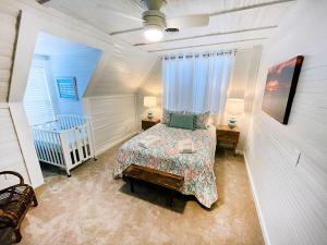una camera con un letto e una culla di Historic Waterfront, Downtown, Boat Slip Avail a Swansboro