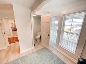 un bagno con wc e finestra di Historic Waterfront, Downtown, Boat Slip Avail a Swansboro Altre 36 foto