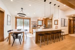 Una cocina con una gran isla con taburetes de bar. en Splendid at Chamberlands by Tahoe Getaways - Chamberlands HOA, Private Hot Tub & Walk to Lake Tahoe, en Tahoma