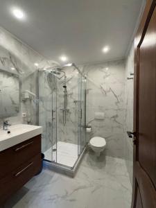 Koupelna v ubytování Golden GaPa Smart-Aparthotel + 37 fotografií