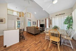 een keuken en woonkamer met een tafel en stoelen bij The Sumac - 8 Natures in Cherry Valley