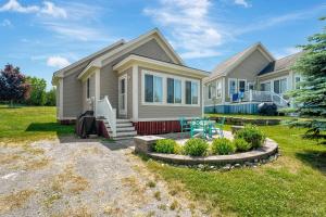 een huis met een tafel ervoor bij The Sumac - 8 Natures in Cherry Valley