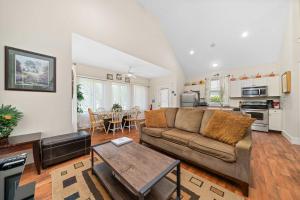 een woonkamer met een bank en een tafel bij The Sumac - 8 Natures in Cherry Valley +86 foto's