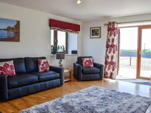 Posezení v ubytování The Byre - Camp Douglas - Cottage