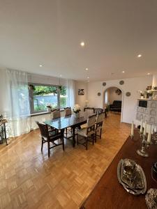 une salle à manger et un salon avec une table et des chaises dans l'établissement Stielvolle Etagenwohnung in bester Lage, à Rodenbach