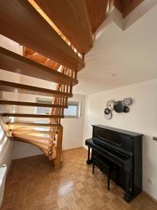 - un escalier avec un piano dans le salon dans l'établissement Stielvolle Etagenwohnung in bester Lage, à Rodenbach
