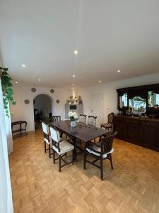une salle à manger avec une table et des chaises dans l'établissement Stielvolle Etagenwohnung in bester Lage, à Rodenbach