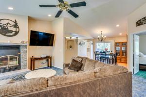 Televiisor ja/või meelelahutuskeskus majutusasutuses 10 Mi to Redding Serene Escape with Spacious Yard!