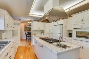 Köök või kööginurk majutusasutuses 10 Mi to Redding Serene Escape with Spacious Yard!