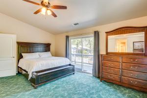 Voodi või voodid majutusasutuse 10 Mi to Redding Serene Escape with Spacious Yard! toas +25 fotot