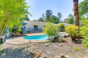 Bassein majutusasutuses 10 Mi to Redding Serene Escape with Spacious Yard! või selle lähedal