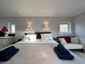 una camera da letto con un letto grande con due cuscini sopra di Jayne Cottage a Tarbert Altre 13 foto