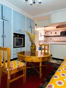 une cuisine avec une table en bois et une salle à manger dans l'établissement Les 3 SOEURS MAJORELLE, à Marrakech