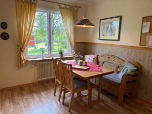 a dining room with a table and chairs and a window at Skogstjärna in Filipstad