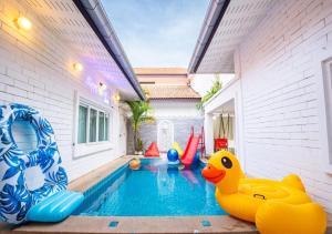 Pool Villa Near Jomtien Beach on Thep Prasit Road游泳池或附近泳池