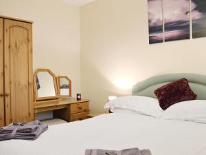 Ένα ή περισσότερα κρεβάτια σε δωμάτιο στο The Cottage