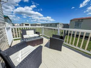 patio con 2 sedie e divano su una terrazza di Fantastic 4 Berth Caravan In Skegness With Private Hot Tub Ref 96023H a Skegness