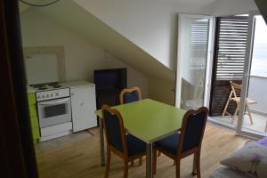 Kuchyň nebo kuchyňský kout v ubytování Apartments Jana