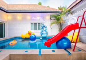 Pool Villa Near Jomtien Beach on Thep Prasit Road游泳池或附近泳池
