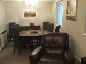 a dining room with a table and a chair at Tyn Y Mur in Morfa Nefyn