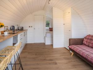 Una sala de estar con un sofá y una cocina. en Cwmporthman Farm Cwtch-Uk34700, en Blaenporth