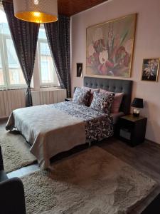 Rúm í herbergi á Room De Lux SPA " TABARKA "