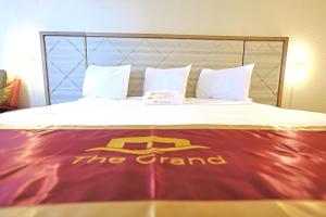 Postel nebo postele na pokoji v ubytování The Grand by Capital O Texarkana I-30