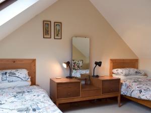 En eller flere senge i et værelse på Y Bwthyn + 2 billeder