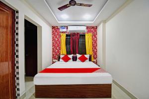 Hotel O Shri Ashirbad Palace客房内的一张或多张床位