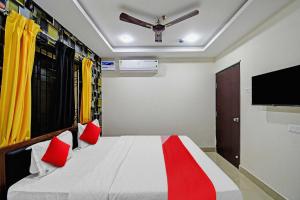 Hotel O Shri Ashirbad Palace的电视和/或娱乐中心