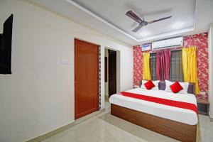 Hotel O Shri Ashirbad Palace客房内的一张或多张床位