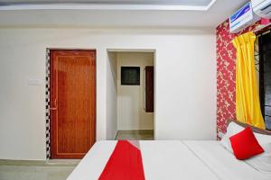 Hotel O Shri Ashirbad Palace客房内的一张或多张床位