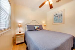 Fish, Relax and Repeat Home with Yard in Eastpoint!客房内的一张或多张床位