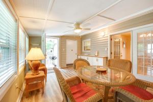 EastpointFish, Relax and Repeat Home with Yard in Eastpoint!的配有玻璃桌椅的餐厅