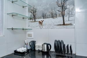 クーヌールにあるPleasant Heights Homestayの雪の中に犬が立っているキッチン