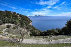 Blick auf den Kratersee vom Gipfel eines Berges in der Unterkunft Apartment Attico in Tignale