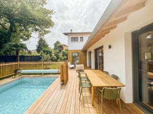 Kolam renang di atau dekat dengan Designer villa with pool