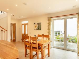 een keuken en eetkamer met een tafel en stoelen bij Rose Cottage - Uk39245 in Inverness