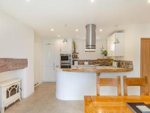 een keuken met een groot eiland in een kamer bij Rose Cottage - Uk39245 in Inverness