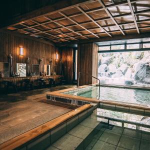 een groot zwembad met water in een kamer bij Iwaiyado Jyuan Nikko Kawaji onsen in Nikko