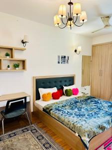 Postel nebo postele na pokoji v ubytování Studio apartment advant Self Checkin Expo india