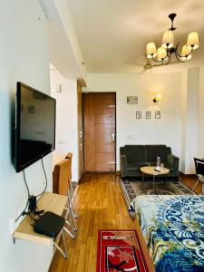 TV a/nebo společenská místnost v ubytování Studio apartment advant Self Checkin Expo india + 28 fotografií